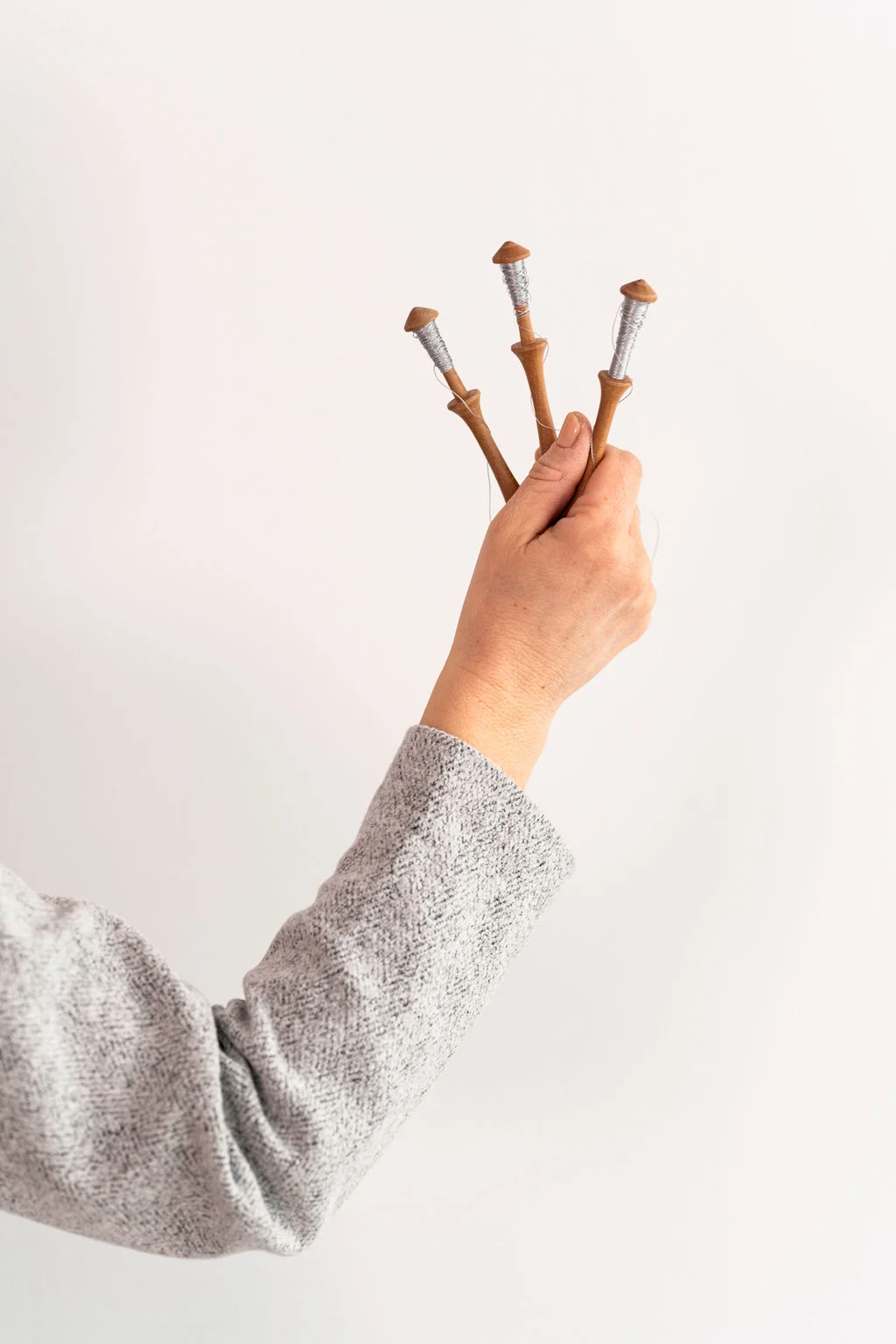 klekljarica drži tri navite kleklje