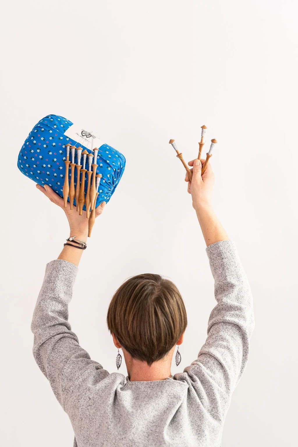 klekljarica drži bulo in tri navite kleklje