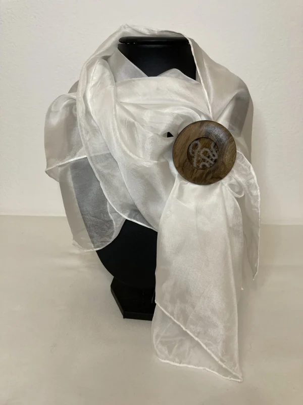 Broška s svilenim šalom in čipko v lesu