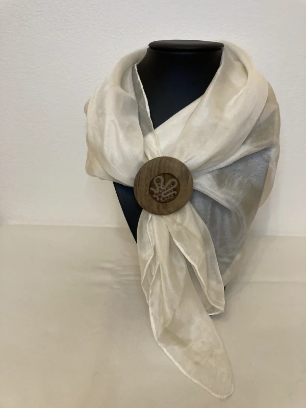 Broška s svilenim šalom in čipko v lesu