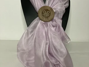 Broška s svilenim šalom in čipko v lesu