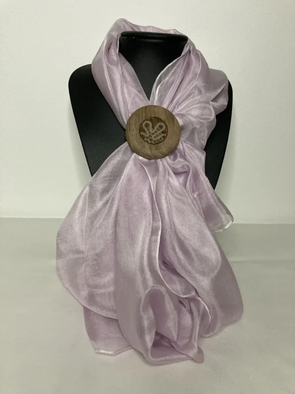 Broška s svilenim šalom in čipko v lesu