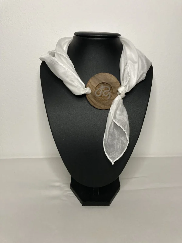 Broška s svilenim šalom in čipko v lesu