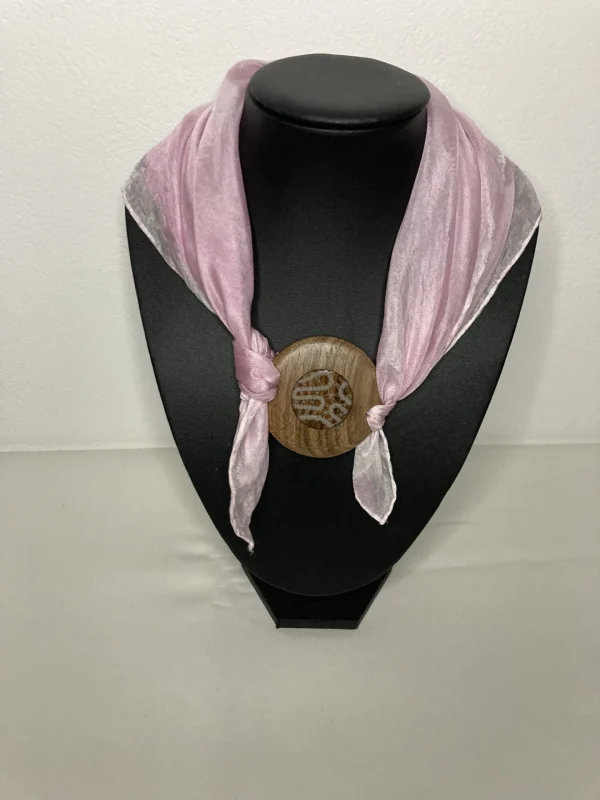 Broška s svilenim šalom in čipko v lesu