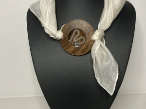 Broška s svilenim šalom in čipko v lesu