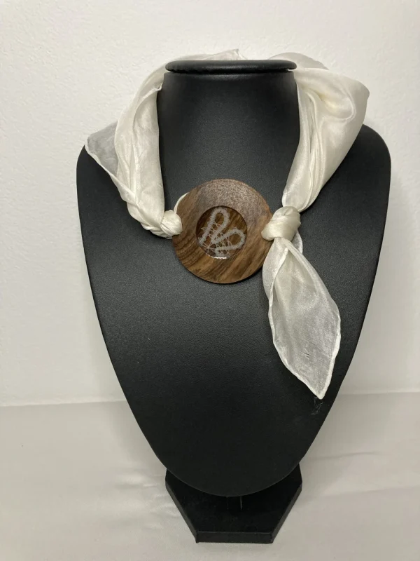 Broška s svilenim šalom in čipko v lesu