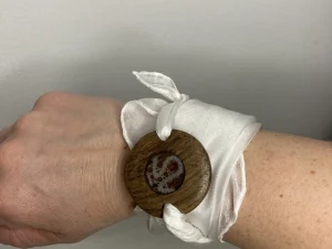 Zapestnica s svilenim šalom in čipko v lesu