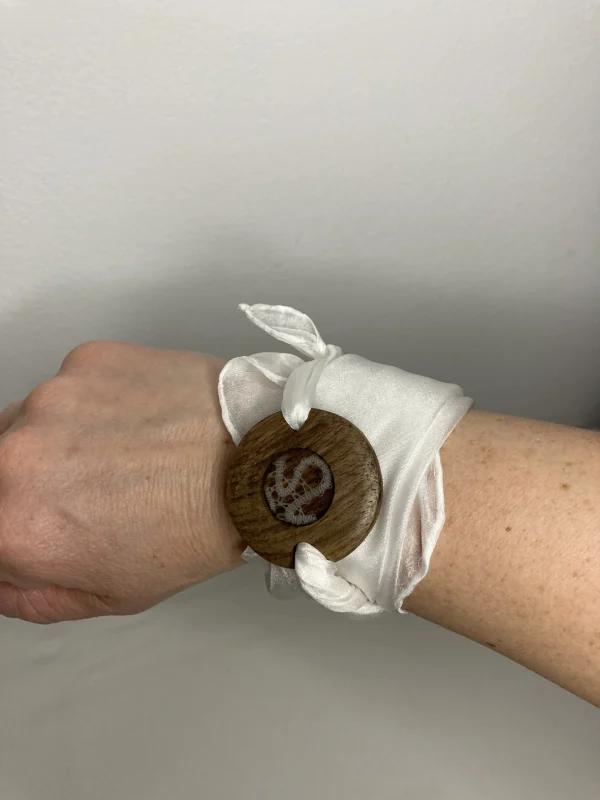 Zapestnica s svilenim šalom in čipko v lesu