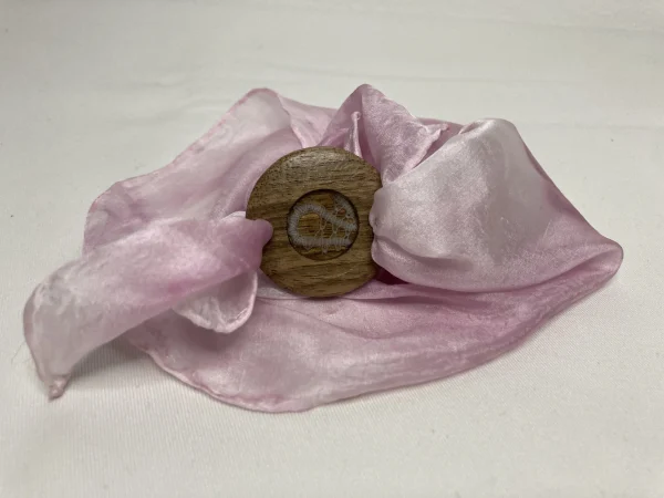 Zapestnica s svilenim šalom in čipko v lesu