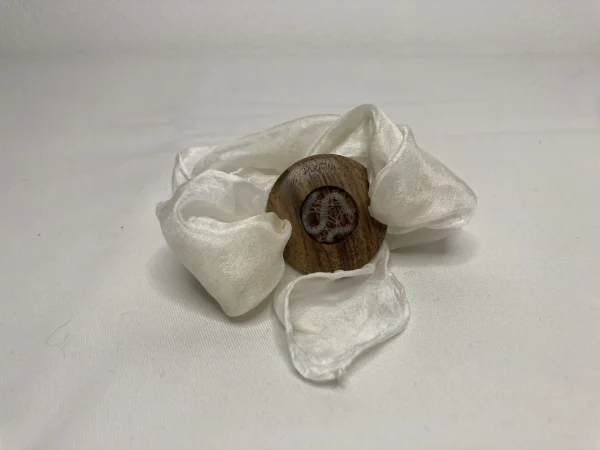 Zapestnica s svilenim šalom in čipko v lesu