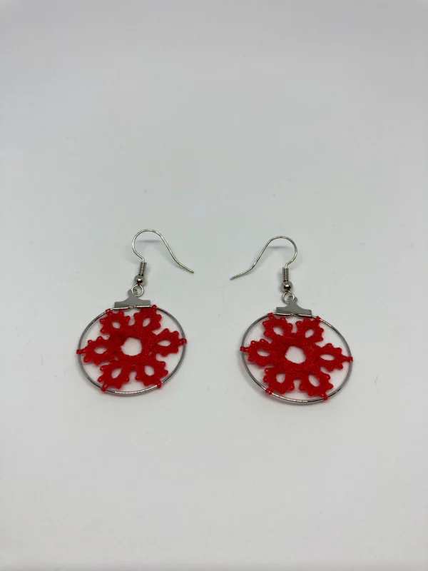 rdeči klekljani uhani v obroču