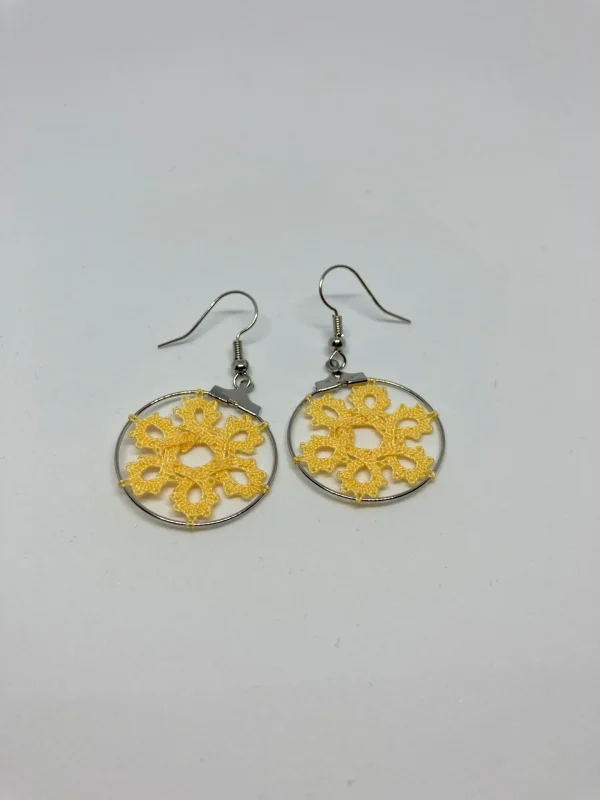 rumeni klekljani uhani v obroču