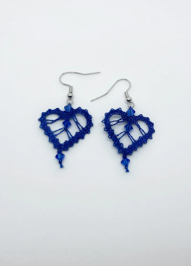 modri klekljani uhani s kristali