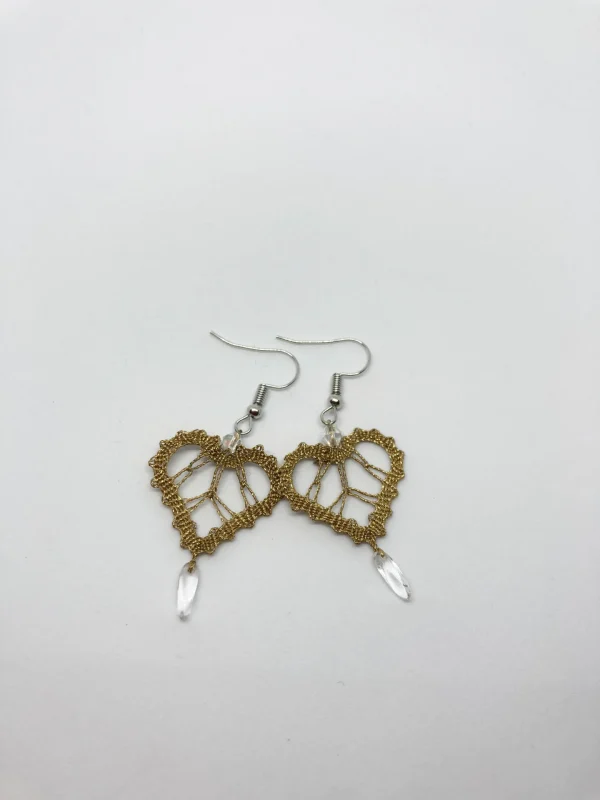 zlati klekljani uhani s kristali