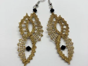 kolekcija večplastna, zlati klekljani uhani s kristali