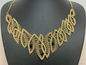 kolekcija večplastna, zlata klekljana ogrlica s kristali