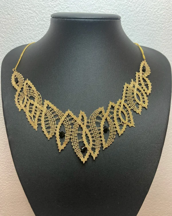 kolekcija večplastna, zlata klekljana ogrlica s kristali