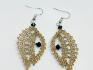 zlati klekljani uhani s kristali