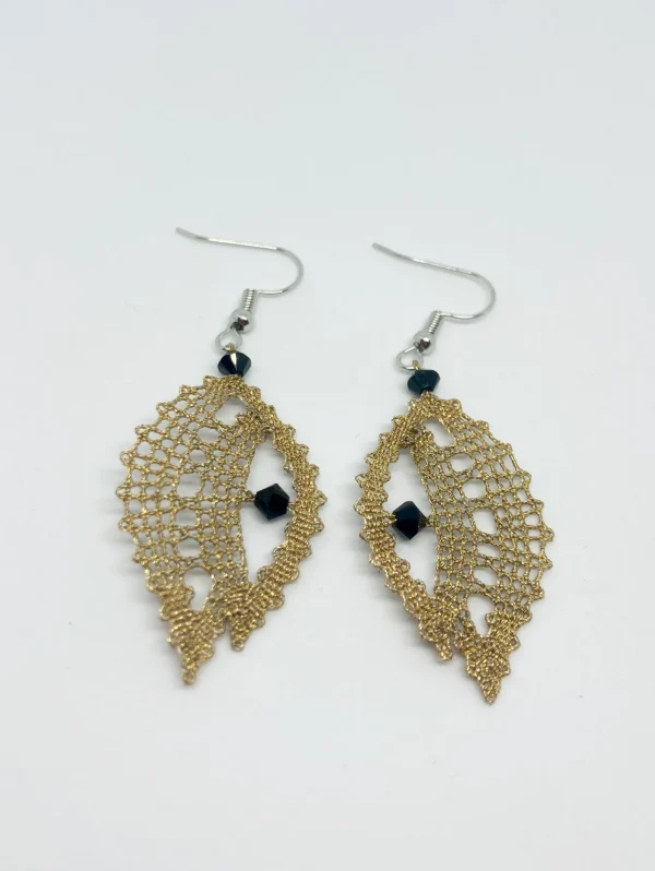 zlati klekljani uhani s kristali