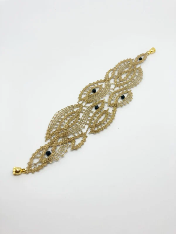 zlata klekljana zapestnica s kristali