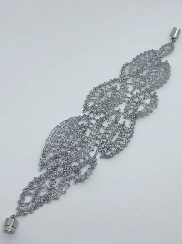 srebrna klekljana zapestnica s kristali