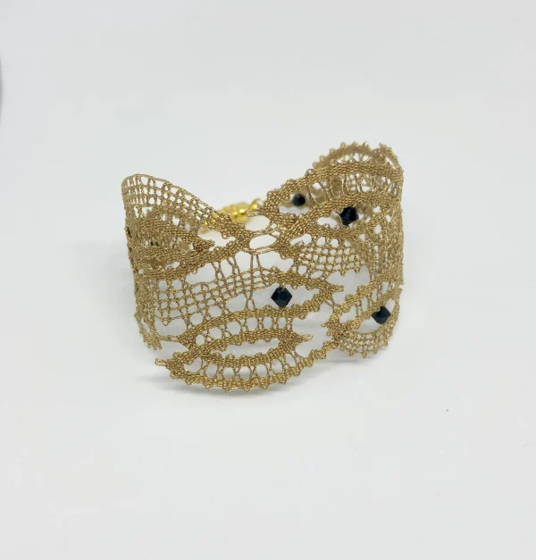 zlata klekljana zapestnica s kristali