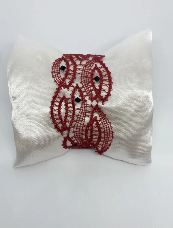 rdeča klekljana zapestnica s kristali