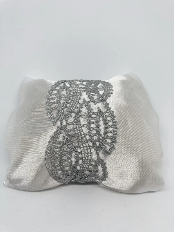 srebrna klekljana zapestnica s kristali