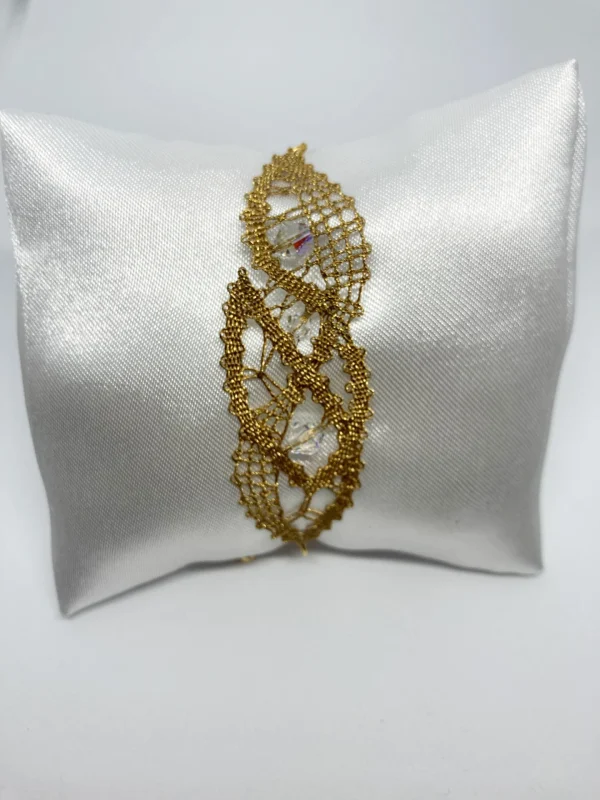 zlata klekljana zapestnica s kristali