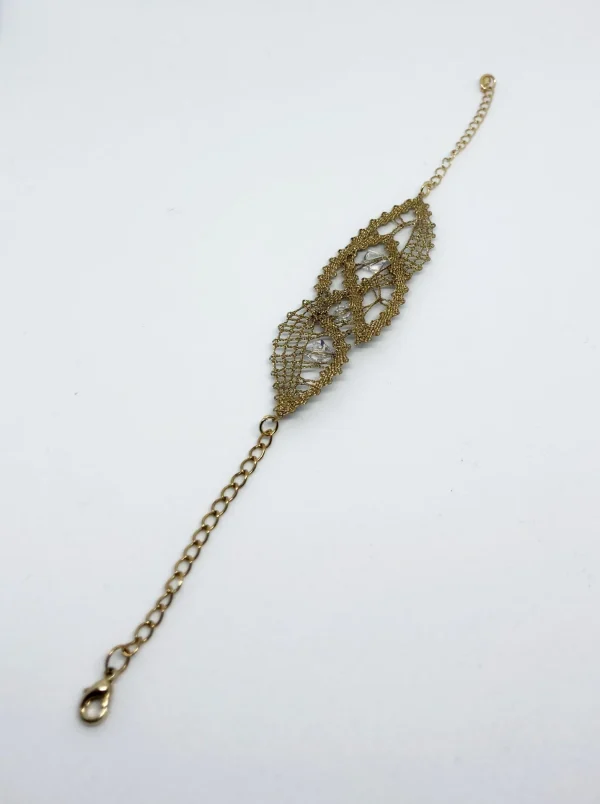 zlata klekljana zapestnica s kristali