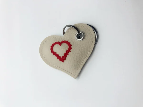 obesek z rdečo čipko