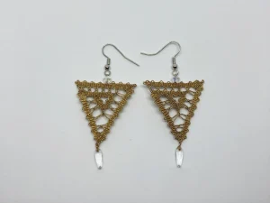 zlati klekljani uhani s kristali