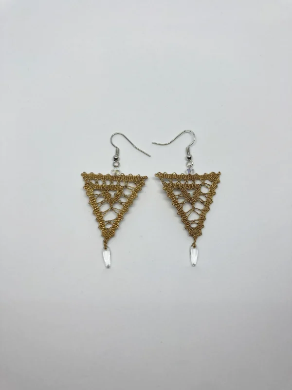 zlati klekljani uhani s kristali